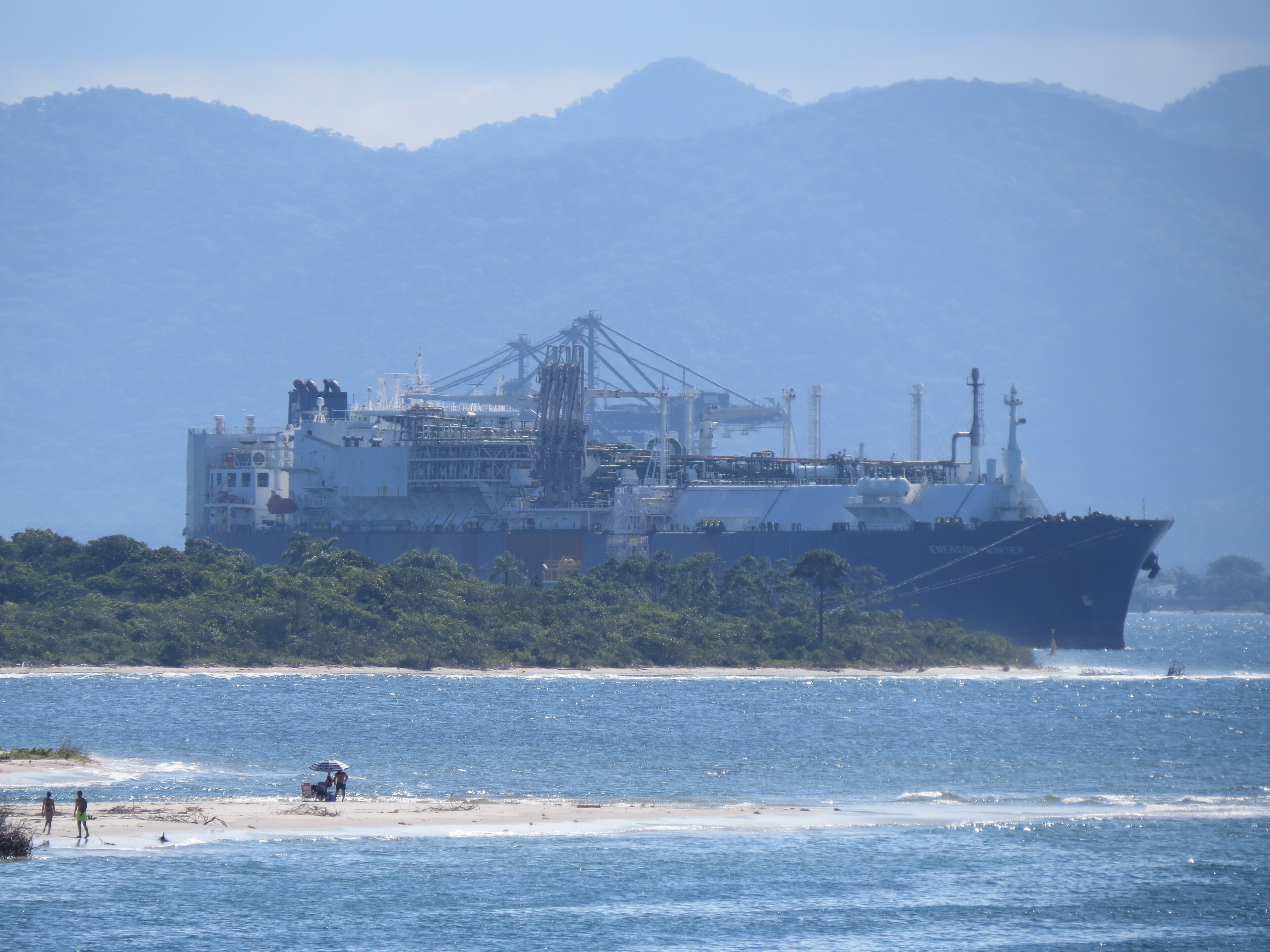 Navio é atingido por projétil perto de Omã em meio à expectativa de novos ataques dos EUA e Israel ao Irã