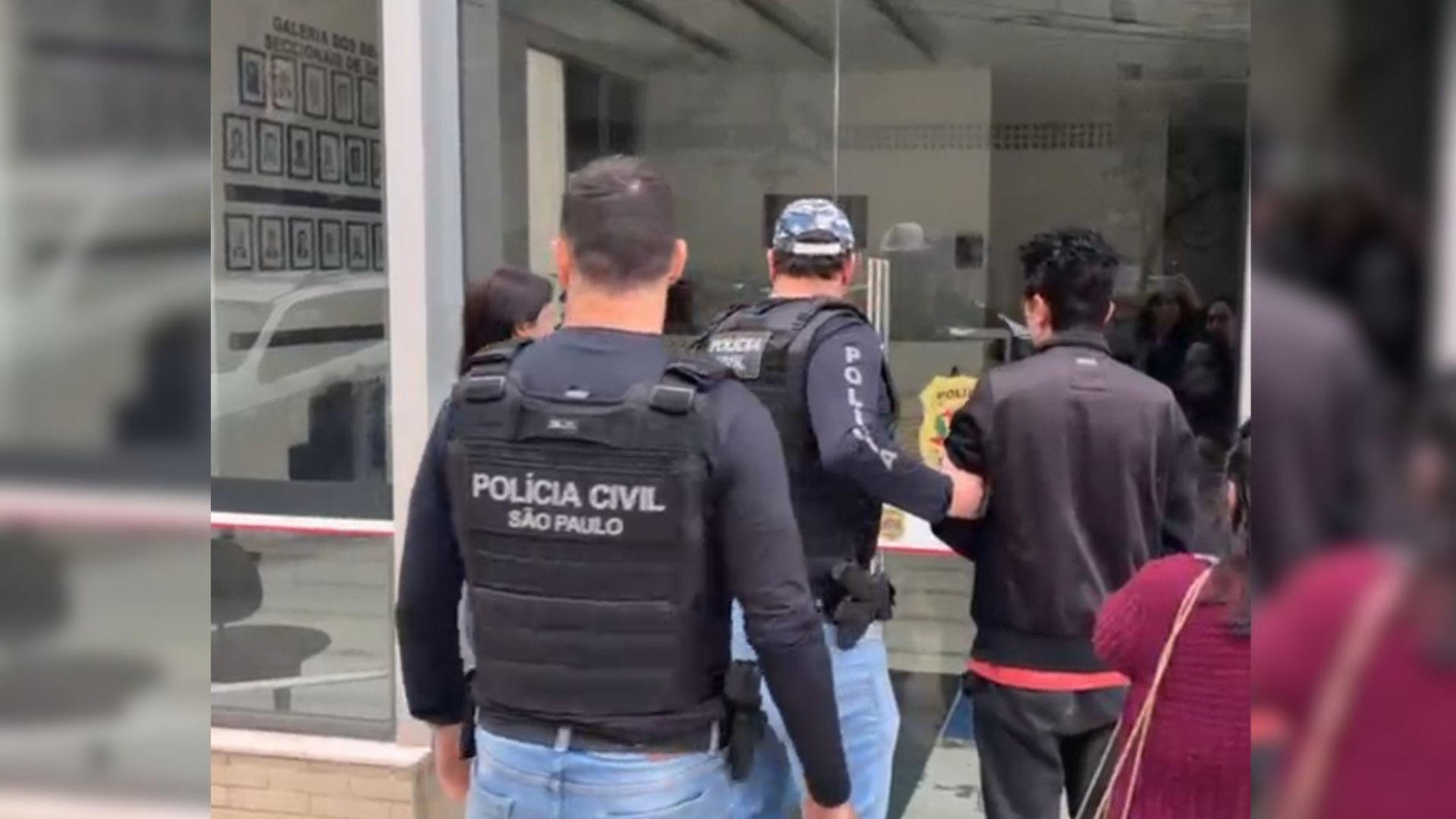 Professor é preso suspeito de atrair adolescentes pela internet, produzir imagens sexuais e vender conteúdo