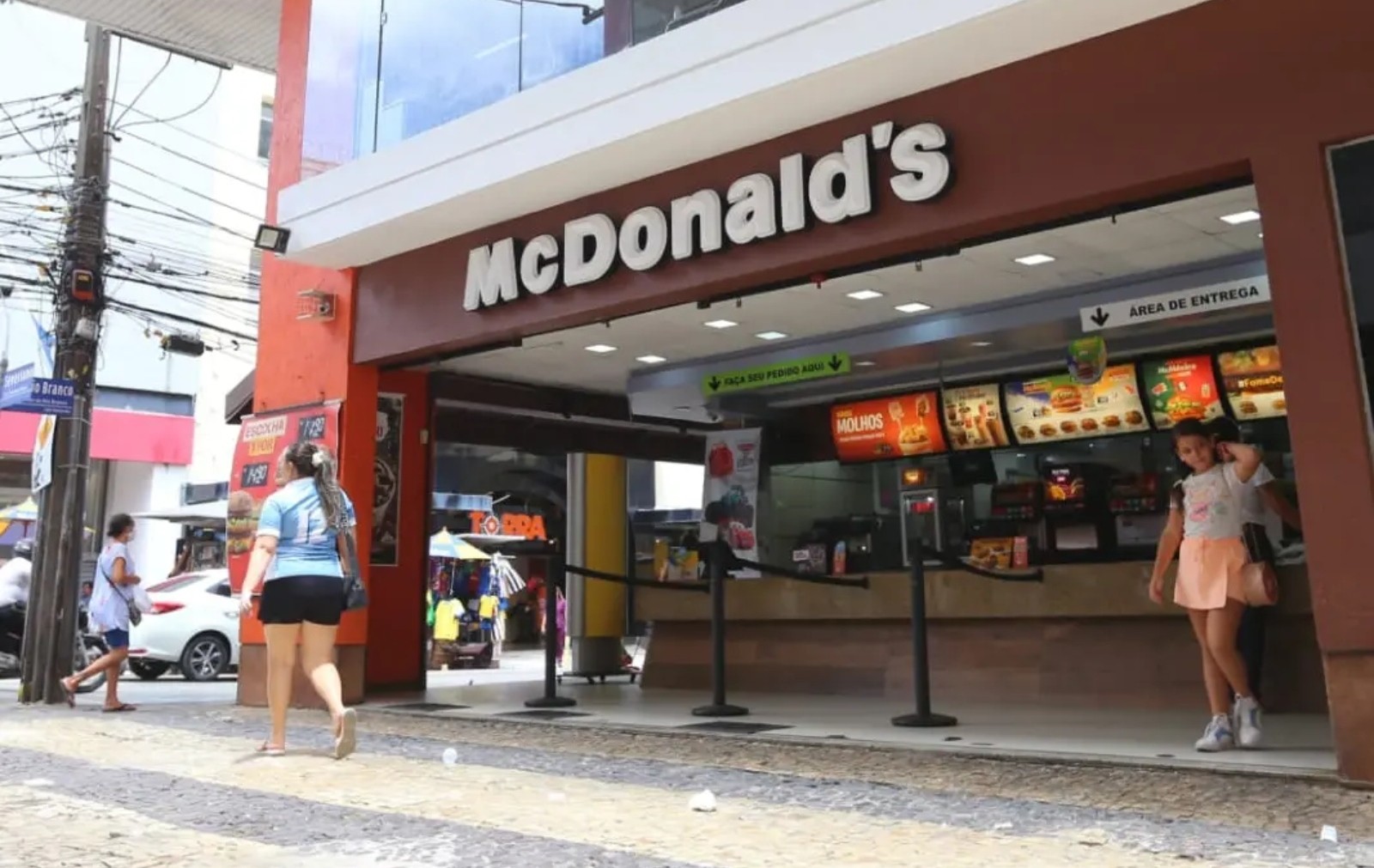 Rede de fast-food abre 50 vagas para atendente em lojas de Fortaleza