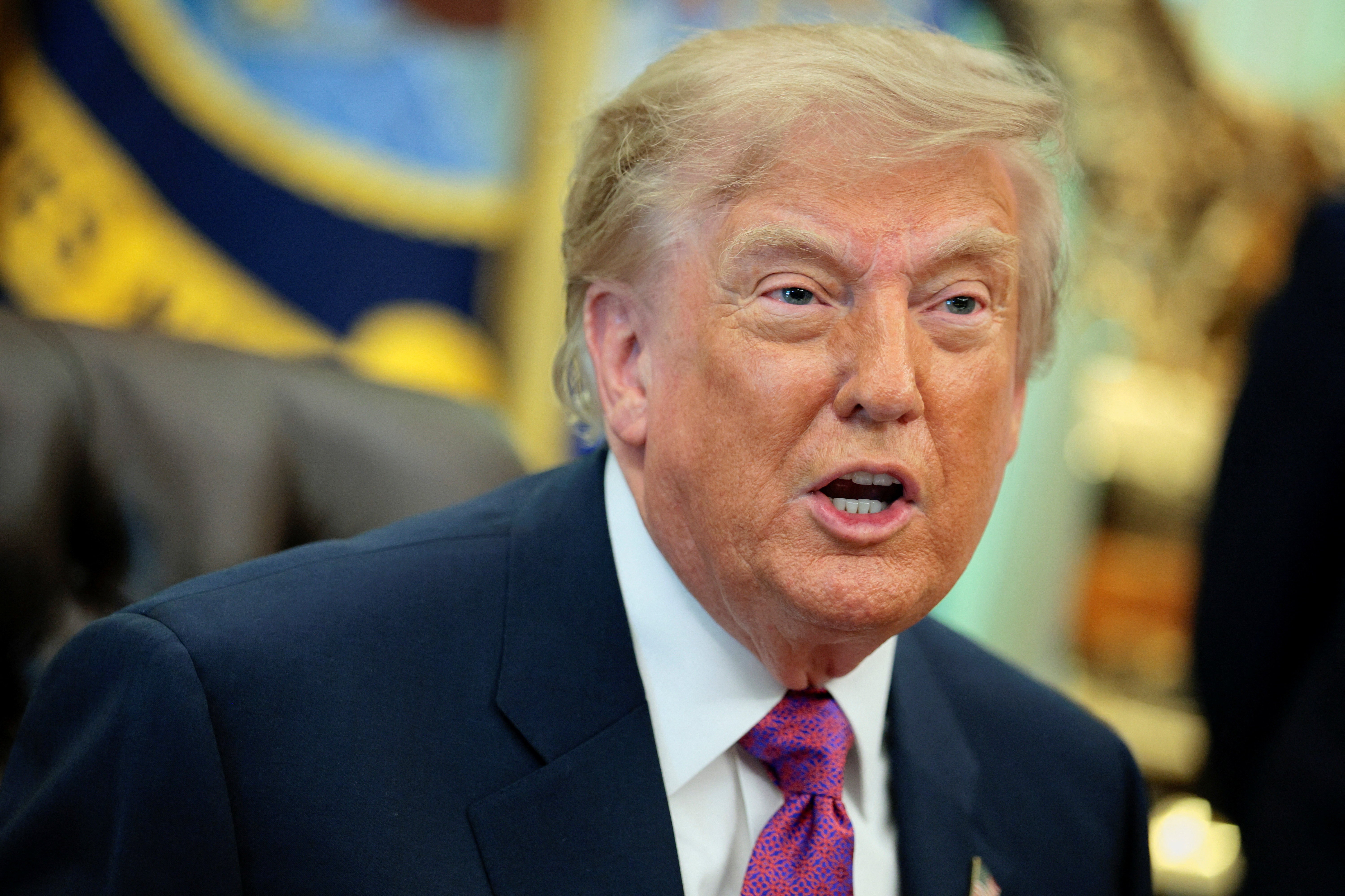 Trump diz que Kharg, no Irã, está sendo 'reduzida a pó'; presidente dos EUA usou vídeo feito por IA
