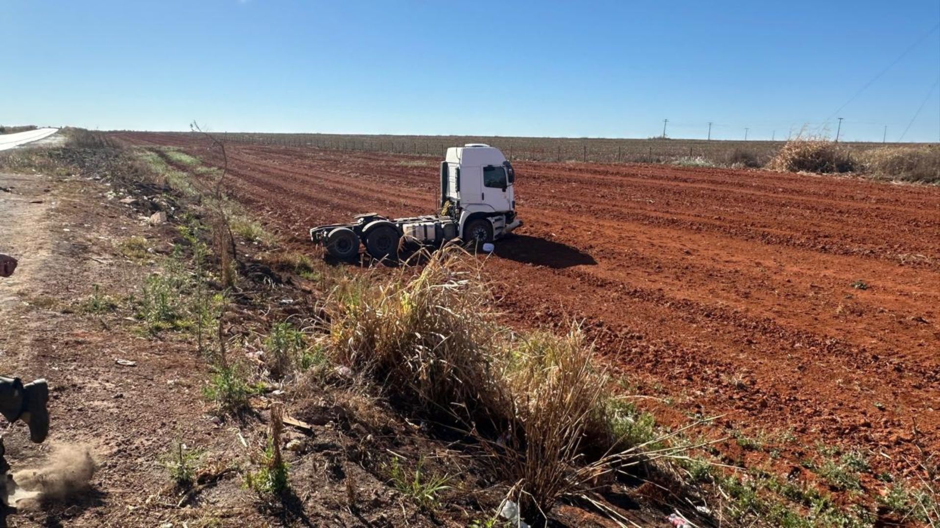 VÍDEO: Motorista morre após carro ser atingido por caminhão na saída de posto de combustíveis na BR-365 em MG