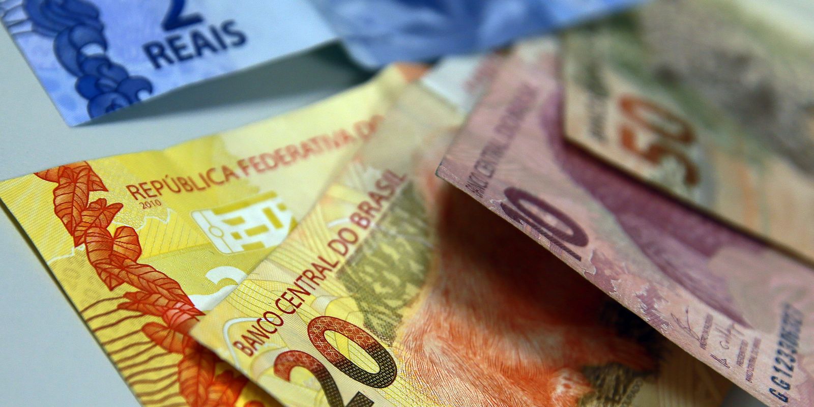 Juros para famílias sobem em agosto e inadimplência chega a 6%