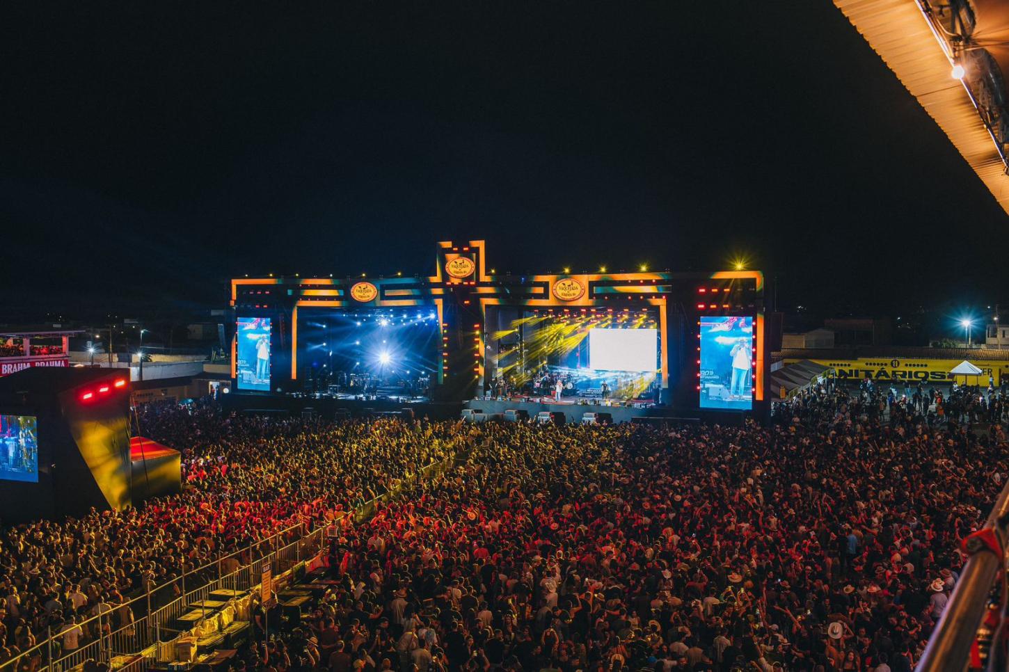 Vaquejada de Serrinha enche parque e leva multidão até o amanhecer em primeira noite de festa