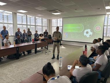 Agentes de Atendimento e Segurança do Metrô Bahia participam de treinamento em grandes eventos com a PMBA