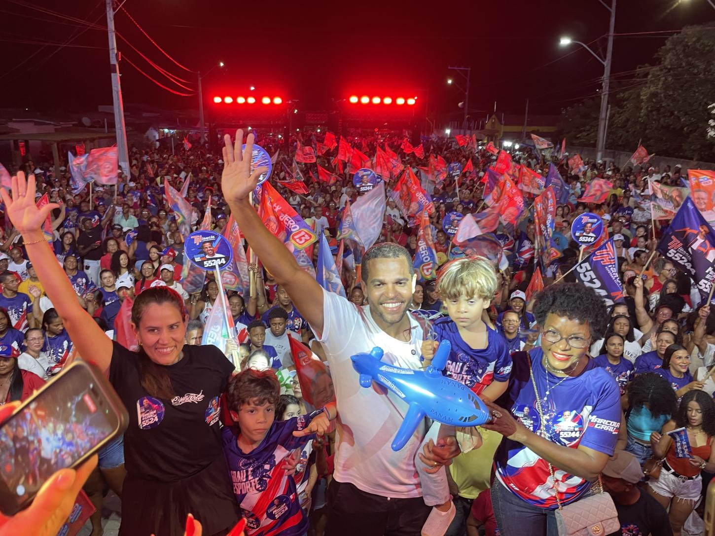 Jadson Soares reúne mais de 4 mil pessoas em último comício de Thiancle Araújo em Castro Alves