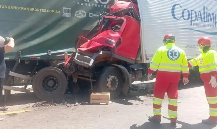 Acidente entre caminhões deixa um morto e dois feridos na BR-153