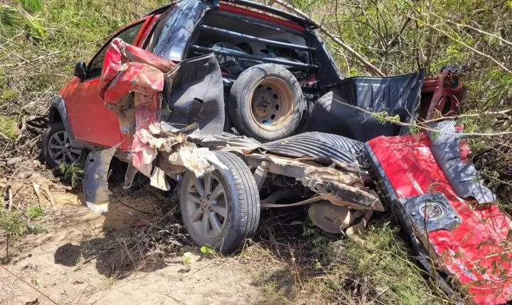 Acidente entre picape e caminhão caçamba é registrado na BA-110 entre Castro Alves e Santa Teresinha