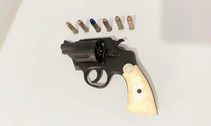 Adolescente é apreendido com arma de fogo em escola estadual de Castro Alves