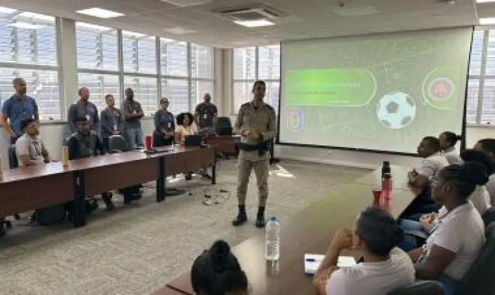 Agentes de Atendimento e Segurança do Metrô Bahia participam de treinamento em grandes eventos com a PMBA