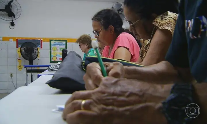 Amazonas reduz analfabetismo, mas número de idosos que não sabem ler aumenta 13%, aponta IBGE