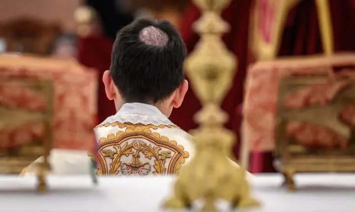 Após excomunhão, padre de grupo ultraconservador aposta em retorno à Igreja sob 'outro papa'