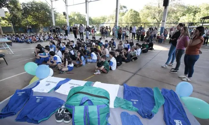 Após um ano e meio de atraso, Piracicaba inicia entrega de uniformes para alunos da rede municipal