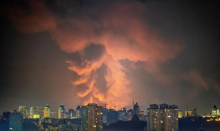 Ataque russo com mísseis provoca incêndios em Kiev e deixa um ferido, dizem autoridades