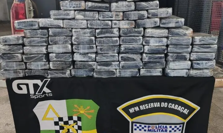 Avião com 2 corpos e 78 tabletes de cocaína é encontrado em área rural de MT 