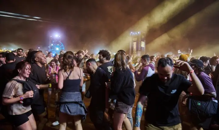 BaianaSystem traz Vandal e BNegão para o João Rock e faz multidão levantar poeira pela 4ª vez no festival 