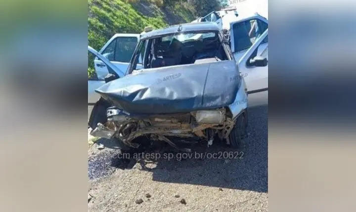 Batida entre carros deixa um morto e quatro feridos em rodovia de Porangaba