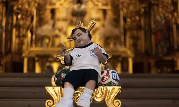 'Bebê Jesus mexicano' atrai peregrinação de torcedores à espera de um milagre do México na Copa