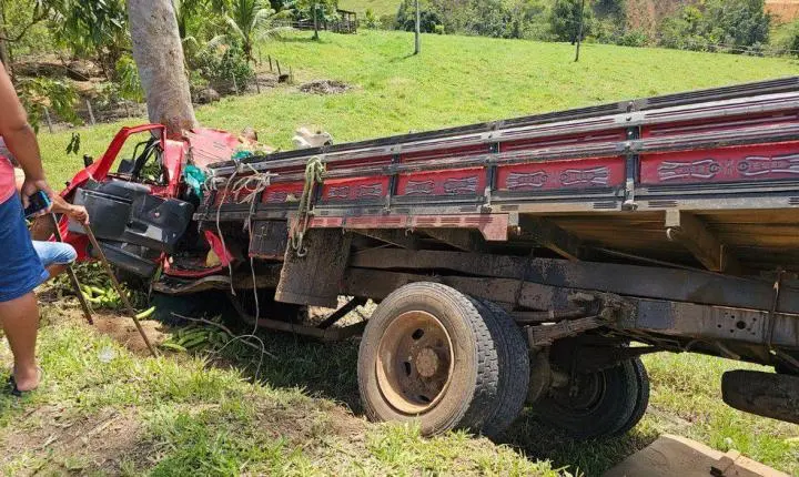 Caminhão carregado de frutas sai da pista após colisão com Fiat Toro na BR-420, em Mutuípe