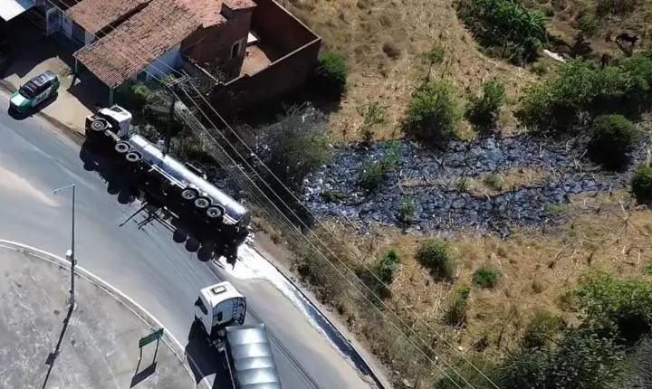 Caminhão tomba e espalha piche à margem de rodovia no Ceará; motorista é socorrido