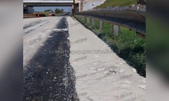 Carga cai de caminhão e interdita alça de acesso entre rodovias em Santa Cruz do Rio Pardo