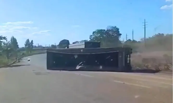 Carreta carregada de milho tomba após motorista tentar ultrapassagem na BR-010; VÍDEO
