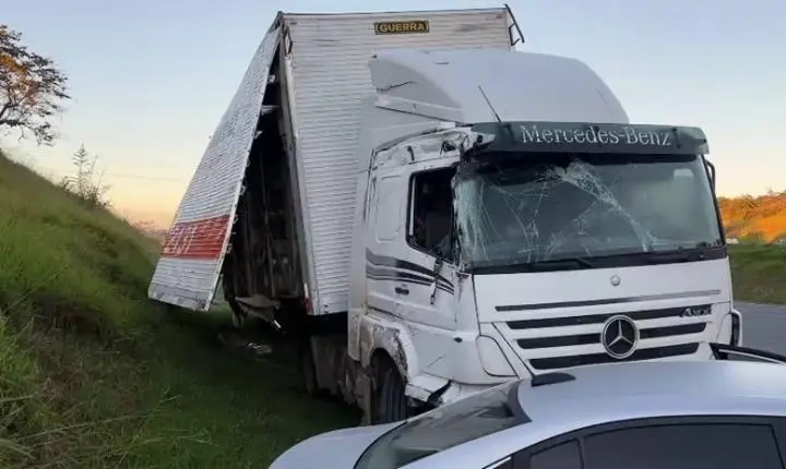 Carreta tomba, deixa motorista ferido e interdita Rodovia dos Bandeirantes em Campinas