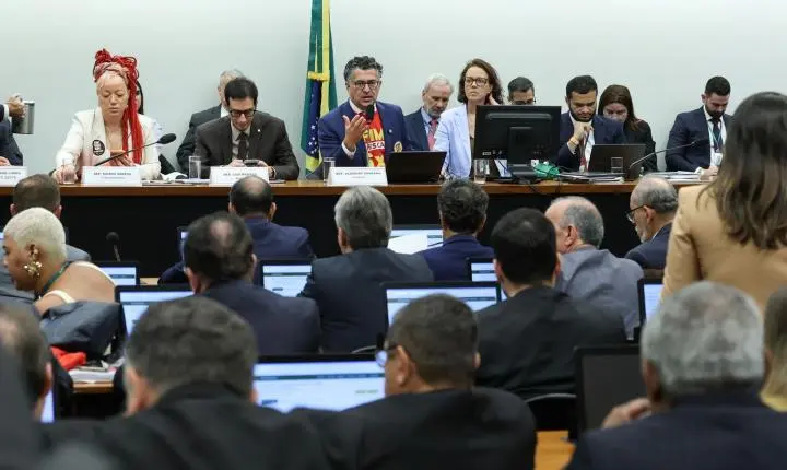Centrão tenta derrubar transição de 60 dias para fim da escala 6x1