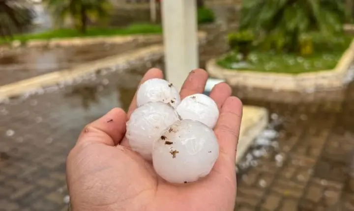 Chuva de granizo dura menos de 5 minutos e danifica 500 casas no RS