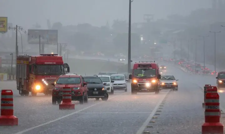Chuva deve voltar a SC, e Defesa Civil alerta para risco de temporais isolados e alagamentos pontuais