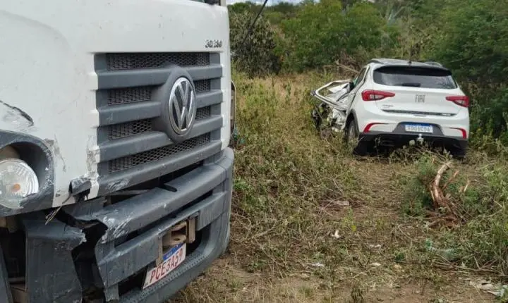 Colisão entre caminhão-baú e carro de passeio é registrada na BR-242, em Rafael Jambeiro