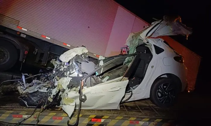 Colisão entre carro e carreta na BR-232, em São Caetano, deixa três mortos e um ferido