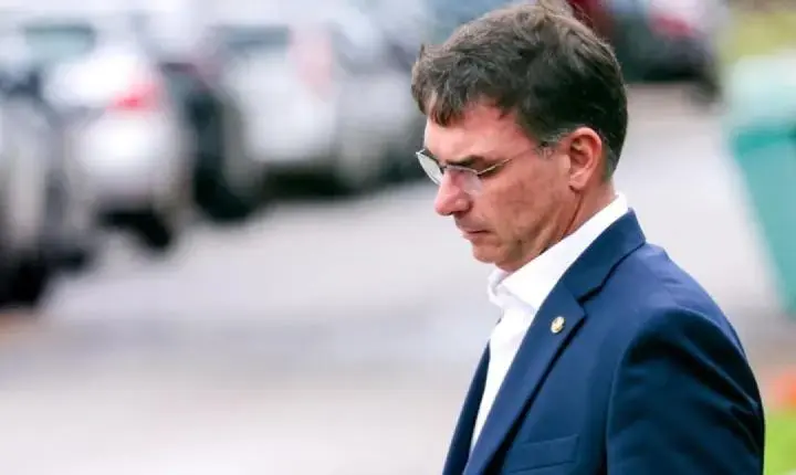 Com decisão, Moraes impede visitas de Flávio a Jair Bolsonaro até depois do primeiro turno das eleições