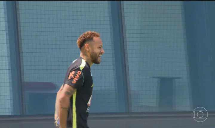 De volta aos treinos, Neymar passa por ‘corredor polonês’ dos jogadores da Seleção