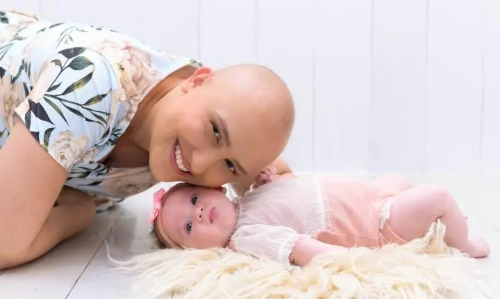 Diagnosticada com câncer de mama na gravidez, mulher escreve livro para a filha: 'Queria contar com minhas palavras'