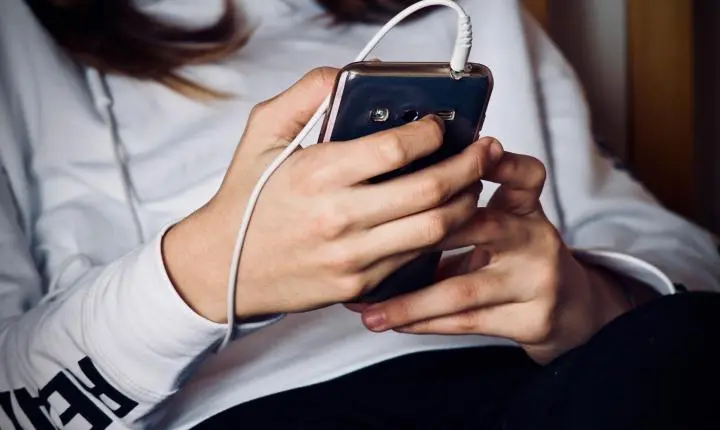 'Dinheiro fácil': Como grupos armados estão usando Facebook e TikTok para recrutar menores na Colômbia