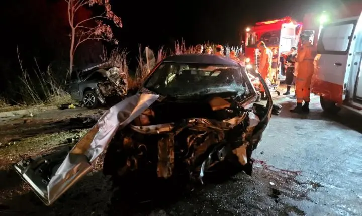 Dois motoristas morrem e três pessoas ficam feridas em acidente entre dois carros na BR-251
