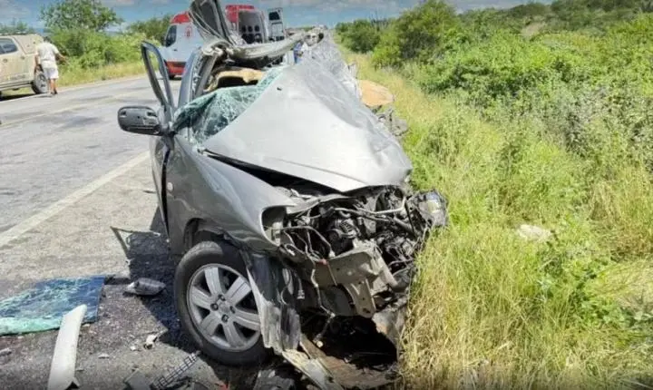 Duas pessoas morrem e outras ficam feridas após colisão entre carro e carreta em Rafael Jambeiro