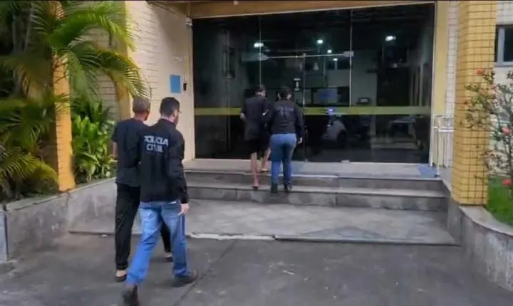 Dupla é presa suspeita de roubar moto e desmontar veículo em Barra do Piraí