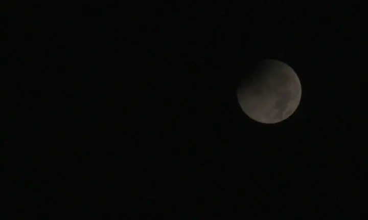 Eclipse lunar passa pelo pico e segue visível no Brasil; SIGA