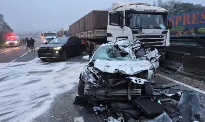 Engavetamento entre caminhões e carros deixa feridos e provoca interdição na BR-116 , no PR