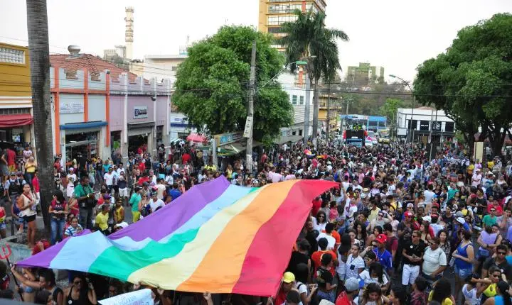 'Envelhecer com Orgulho': parada LGBTQIAPN+ em Cuiabá homenageia figuras do estado