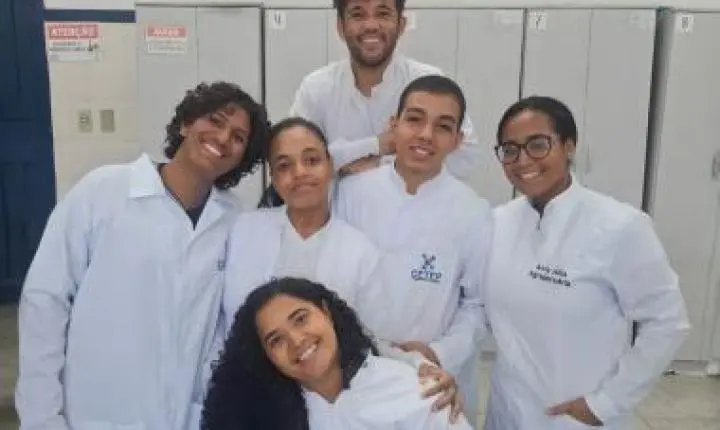 Estudantes utilizam pimenta e alho para produzir inseticida ecológico