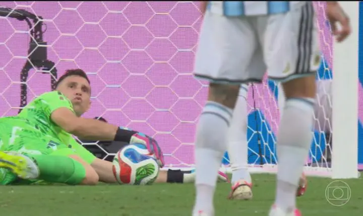 Experiência do goleiro Dibu Martínez é peça decisiva da Argentina na disputa por títulos