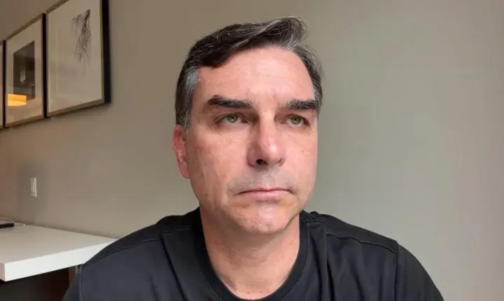 Flávio Bolsonaro diz que buscas da PF por armas na casa do pai é 'cortina de fumaça'