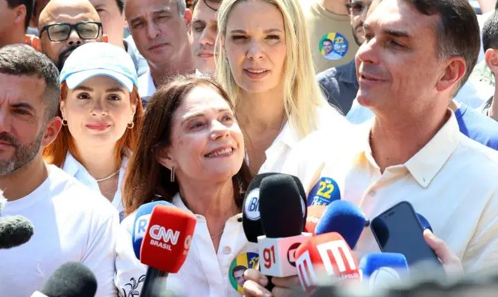 Flávio Bolsonaro diz que vai manter Bolsa Família e Farmácia Popular