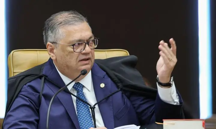 Flávio Dino pede vista de julgamento sobre Moraes e Mendonça