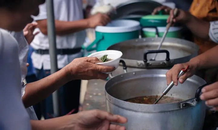 Fome no mundo cai pelo terceiro ano seguido, mas alimentação saudável segue inacessível para bilhões, alerta ONU  