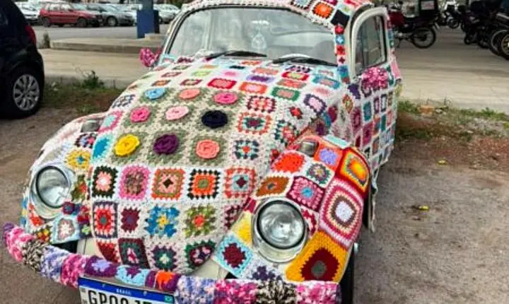 Fusca crochetado é a nova atração de feira de artesanato de Poços de Caldas, MG