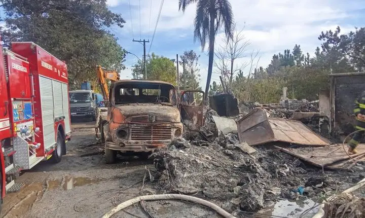 Galpão de recicláveis volta a pegar fogo em Itaquaquecetuba; Ecoponto também tem incêndio