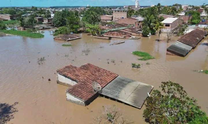 Goiana tem bairros submersos e 500 desabrigados; Defesa Civil avalia prejuízo em outros municípios da Mata Norte